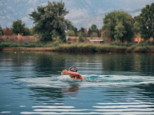 Warum stilles wasser besser für den sport ist als sprudelwasser